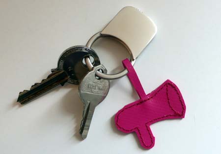 Pinke Flüstertüte als Schlüsselanhänger aus Plane an einen Schlüsselbund mit zwei Schlüsseln