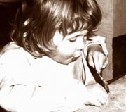 Sepiabild eines kleinen Mädchens beim Spielen