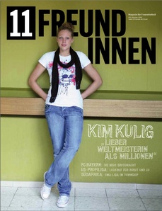 Titelbild der ersten Ausgabe der Zeitschrift 11 Freundinnen - Kim Kulig lehnt in Jeans und T-Shirt an einer giftgrünen Wand