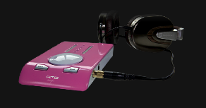 Schwarzer Hintergrund mit rosa Audiointerface mit angeschlossenen Kopfhörern