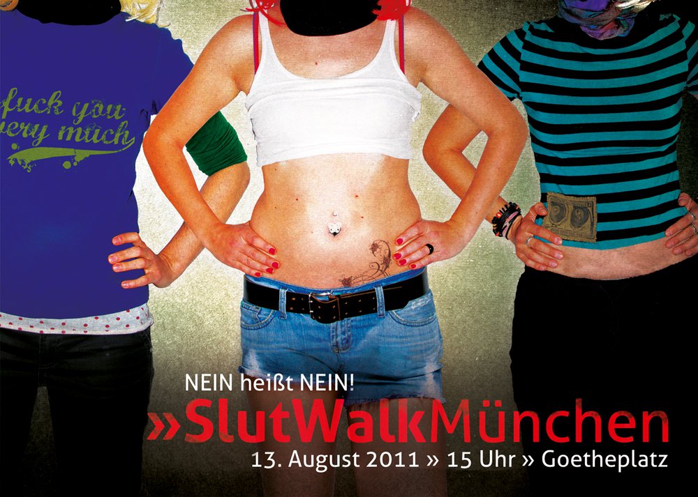 Plakat des Sluwalk München - Drei Frauen mit in die Hüften gestemmten Armen, eine in langen Klamotten, eine in kurzem Top und Shorts, eine mit T-Shirt und lange Hose