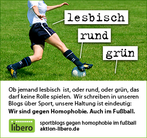 Eine weiße FUßballspielerin auf grünem Rasen, daneben die Kästen lesbisch (zeigt auf sie) rund (zeigt auf den Ball) grün (zeigt auf den Rasen)