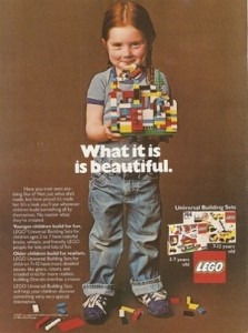 Ein Mädchen mit roten Haaren und Jeanslatzhose hält ein buntes Legohaus in den Händen. Davor die Aufschrift: What it is is beautiful.