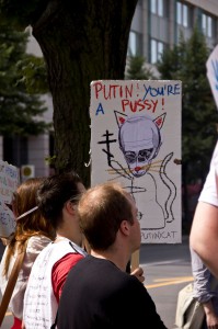 Plakat auf dem Putin als Katze stilisiert zu sehen ist. Darüber steht "Putin you're a Pussy""