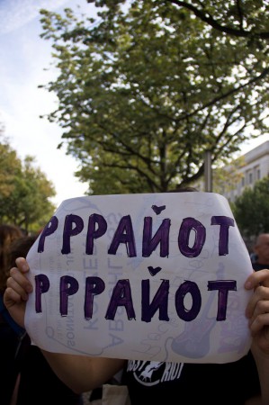 Plakat, wo in kyrillischen Buchstaben "Rrriot, rrriot" drauf steht