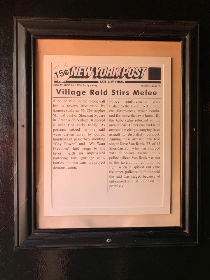 Zeitungsartikel von der New York Post vom 29. Juni 1969, gerahmt im Stonewall Inn zu sehen. 