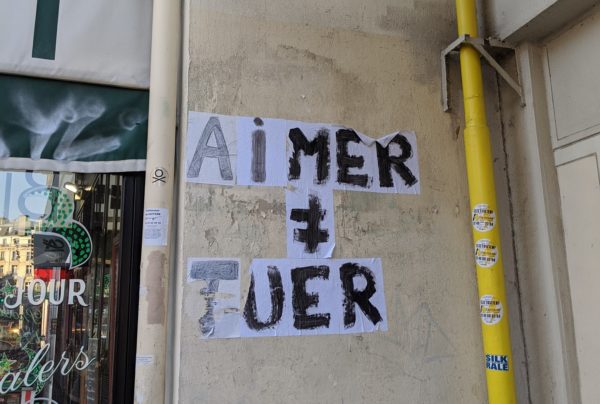 Schriftzug an Häuserwand: Aimer ≠ Tuer